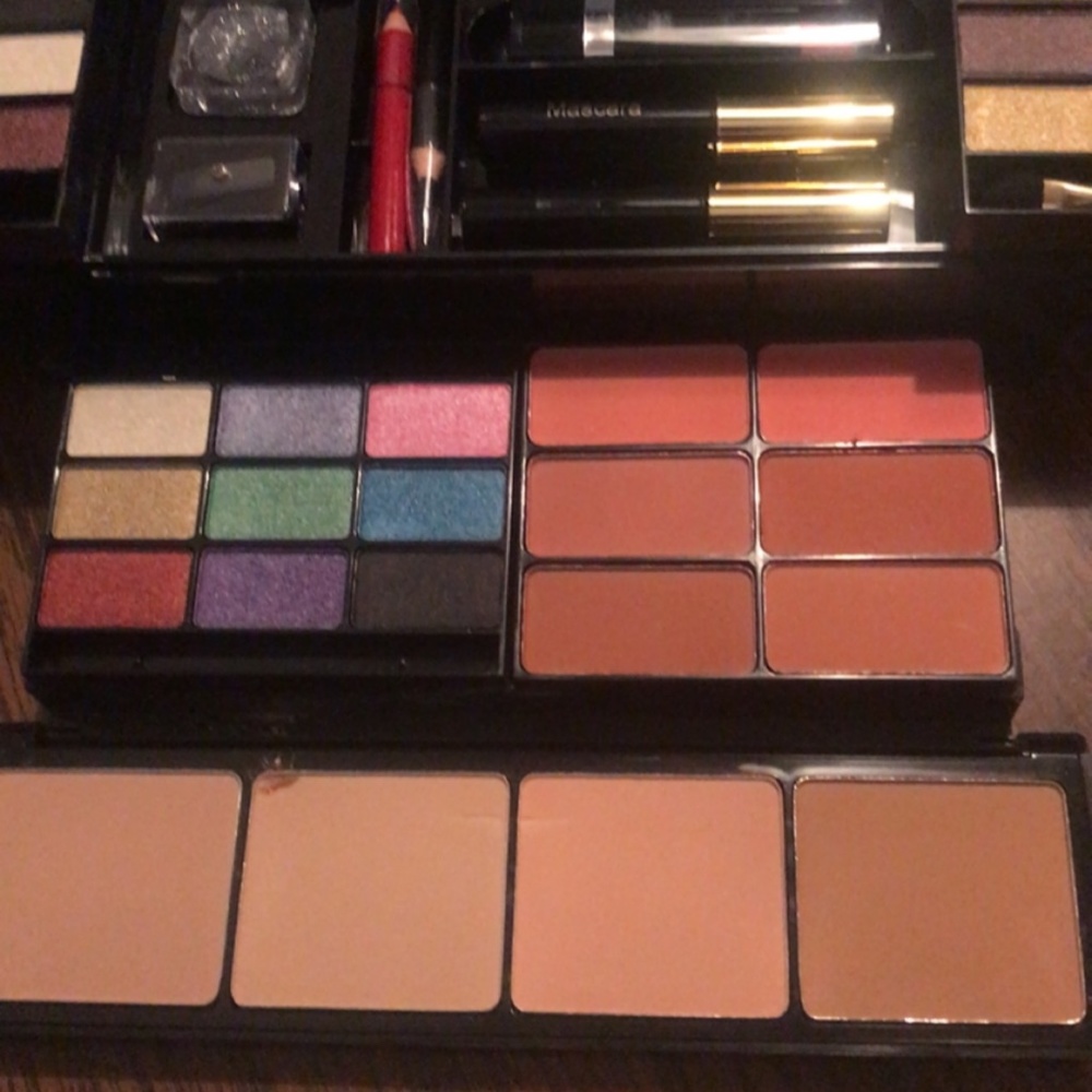 Makeup Kit - Picture 5 of 7